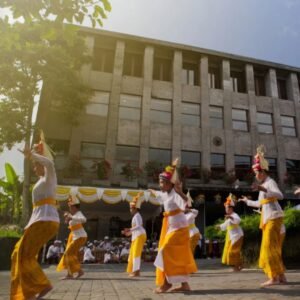 Bagian bangunan Parq yang melanggar harus dibongkar karena melanggar jalur hijau.