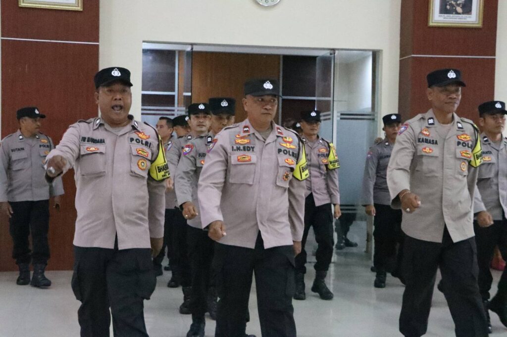 Lomba baris berbaris diikuti bhabinkamtibas di Klungkung.