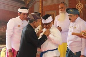 Raja Klungkung menyematkan pin tanda kehormatan ke Cak Imin di Puri Ageng Blahbatuh.