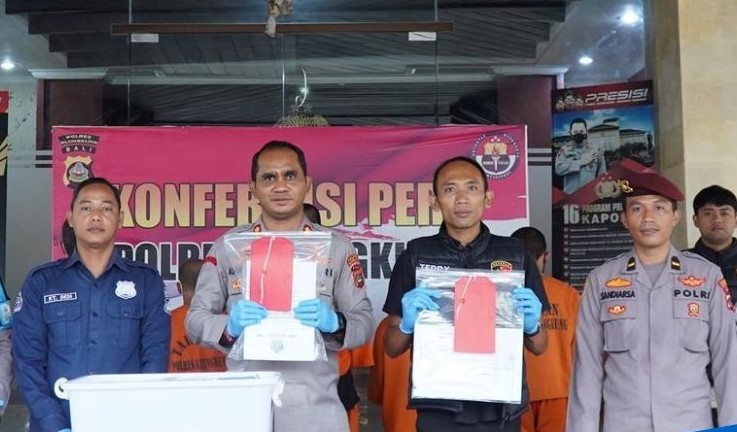 Kapolres Klungkung menjelaskan progress penanganan kasus yang menjerat perbekel Tusan non aktif.
