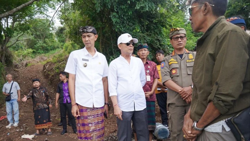 Bupati dan Wabup Klungkung, Made Satria-Tjok Surya meninjau proyek di atas Pura Goa Lawah.