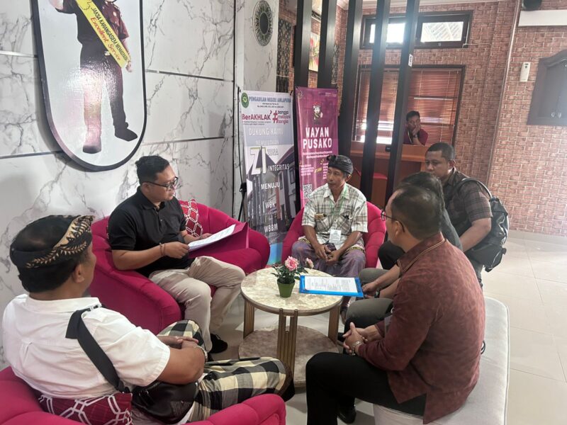 Perwakilan warga Bugbug saat melapor ke Kejari Karangasem.