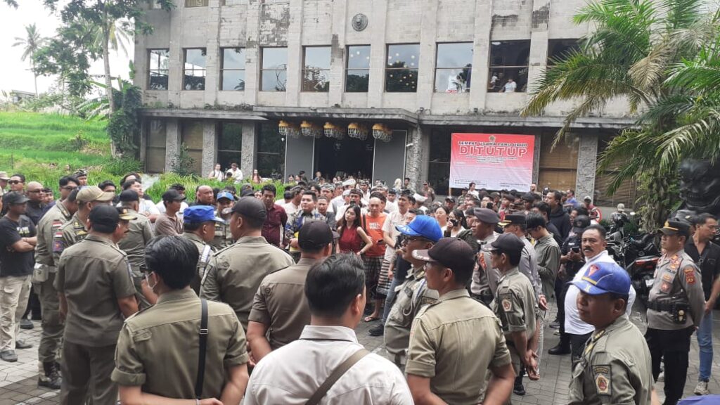 Penutupan Parq Ubud pada Senin, 20 Januari lalu oleh Pemerintah Kabupaten Gianyar.