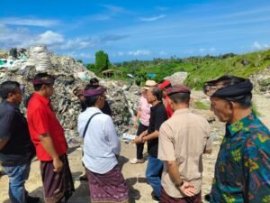Gubernur Bali, Wayan Koster tampak memegang koran mendatangi TPA Temesi, Gianyar.