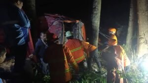 Tim SAR mengevakuasi korban sopir truk yang tergencet di dalam kabin truk.