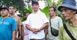 Anggota DPRD Gianyar, Buda Antara menerima aspirasi petani.
