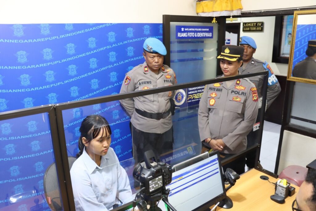 Wakapolres saat memantau pengurusan layanan publik.