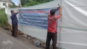 Warga Karangasem memasang spanduk larangan membuang sampah sembarangan pada pekan lalu.