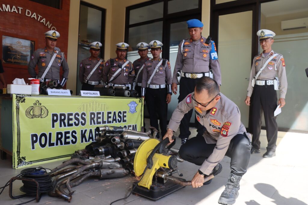 Kapolres Karangasem memotong knalpot brong karena tidak sesuai standar pabrik.