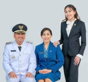 Bupati Gianyar, Agus Mahayastra bersama istri dan putri sulungnya.