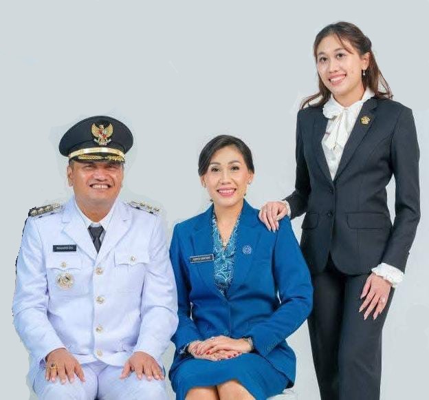 Bupati Gianyar, Agus Mahayastra bersama istri dan putri sulungnya.