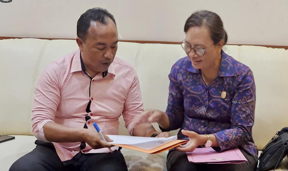 Nyoman Kandel (kiri) dan Komisioner KPU Gianyar menggelar verifikasi pengajuan PAW.