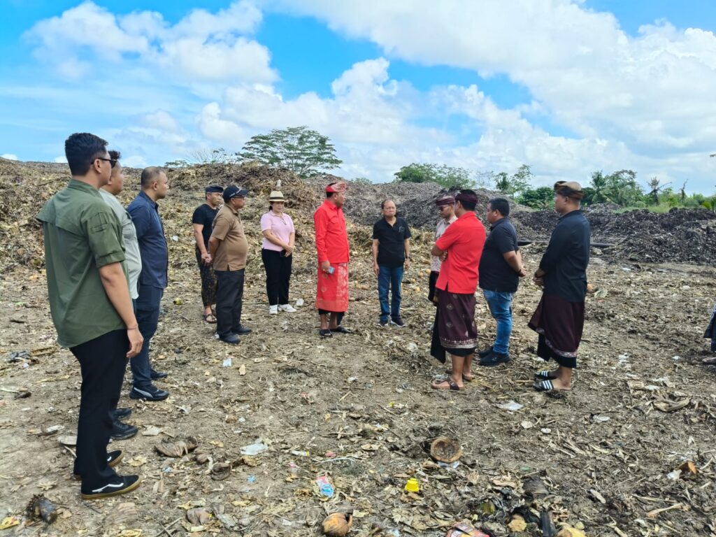 Gubernur Bali, Wayan Koster didampingi Bupati Gianyar saat meninjau TPA Temesi pada Minggu (1/6/2025).