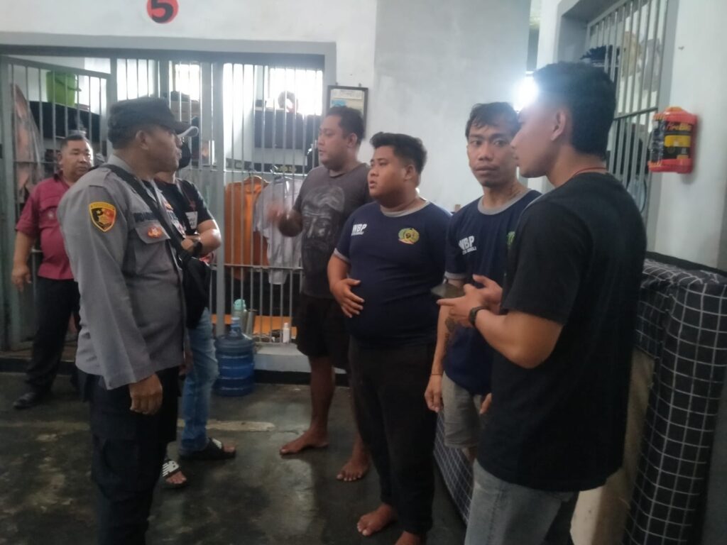 Polisi memeriksa para saksi yang mengetahui kejadian bundir yang menimpa I Kadek Setiawan.