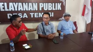 Perbekel Temesi, Ketut Branayoga (tengah) diapit Ketua Pemilahan TPA Temesi dan Wakil Ketua DPRD Gianyar, Made Suteja (kanan).