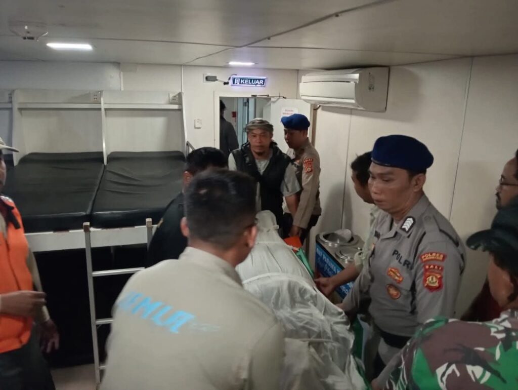 Jasad pelajar yang meninggal di atas kapal dievakuasi oleh petugas.