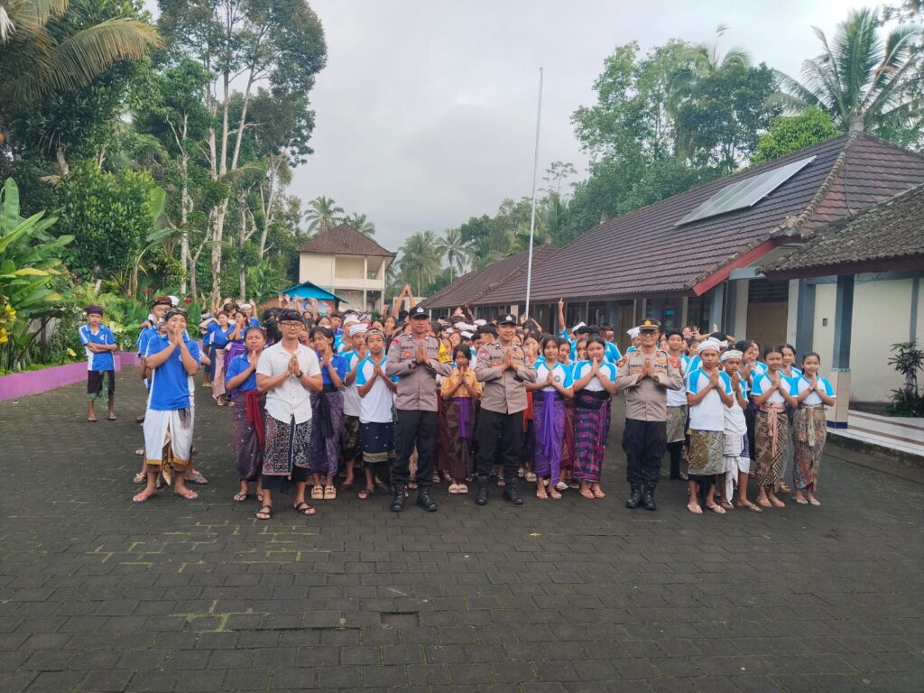 Siswa SMP di Payangan diberikan penyuluhan terkait penggunaan sepeda motor.
