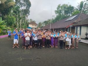 Siswa SMP di Payangan diberikan penyuluhan terkait penggunaan sepeda motor.