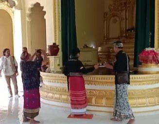 Asram Hare Krisna di Desa Subagan dibersihkan.