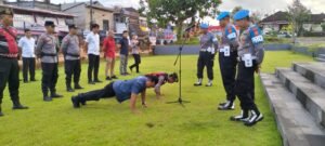 Anggota Polisi di Polsek Ubud dihukum push up disaksikan oleh Propam Polres Gianyar.