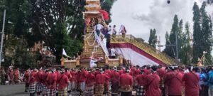 Bade tumpang sia antar jasad putra tunggal mantan bupati Gianyar.