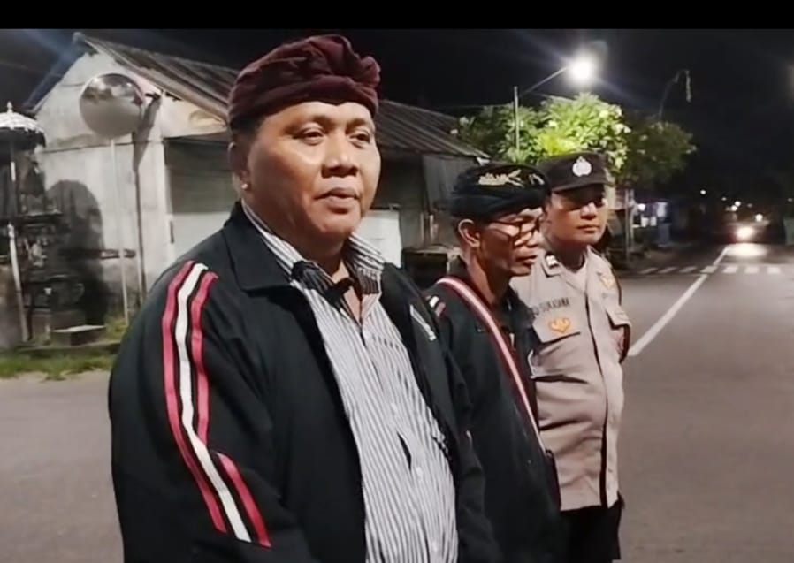 Bendesa Adat Batuyang saat memberikan arahan kepada pecalang untuk razia jam malam.