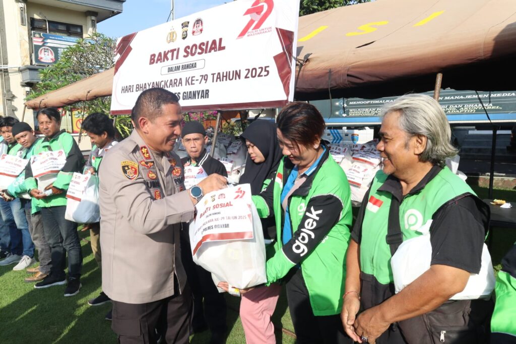 Ojol di Gianyar terima sembako.