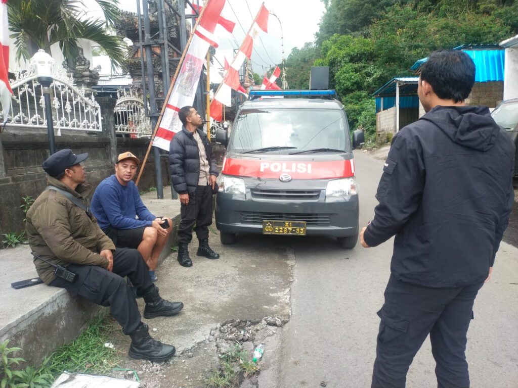 Polisi berjaga di arena tajen Songan, Kintamani.