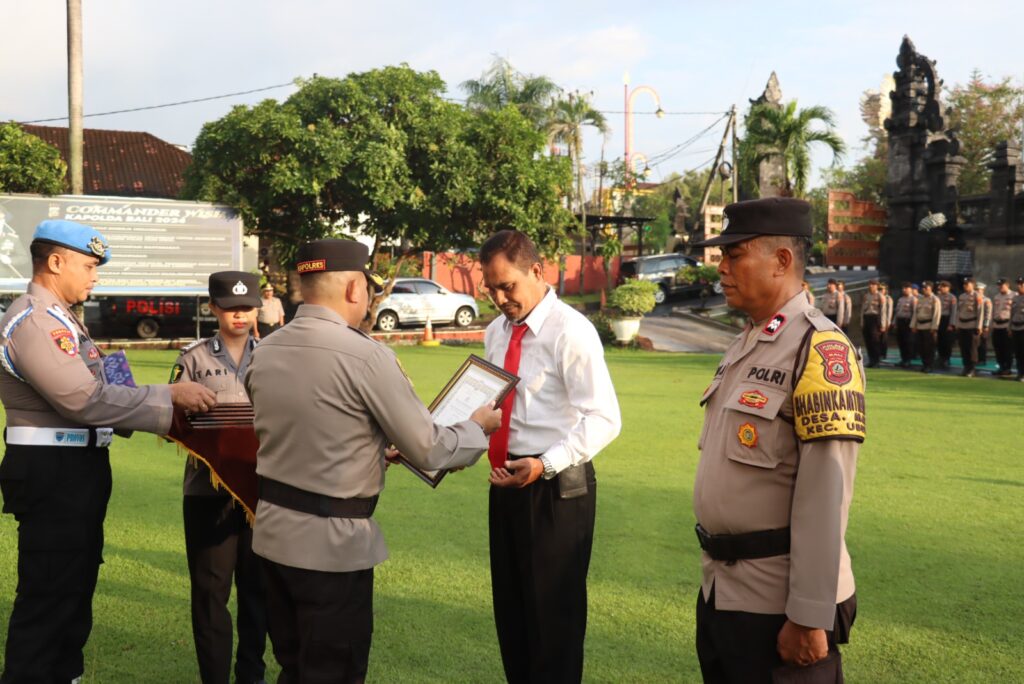Personel yang tangani kasus adat di Mas, Ubud, terima apresiasi dari Kapolres.