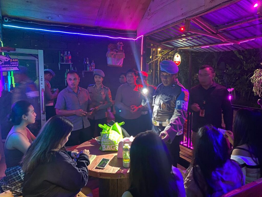 Propam Polres Gianyar menggelar sidak warung kelap-kelip di Gianyar.