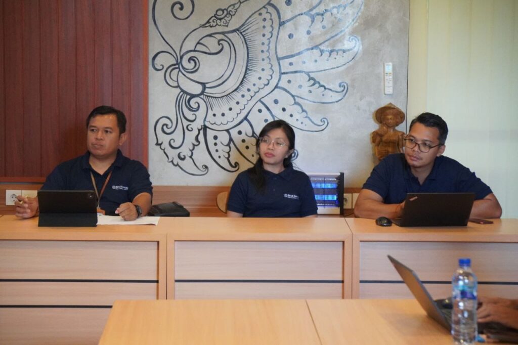 Kepala BPJS Kesehatan Cabang Klungkung, yang membidangi Bali Timur, Gusti Ngurah Catur Wiguna (kiri) bersama jajarannya.