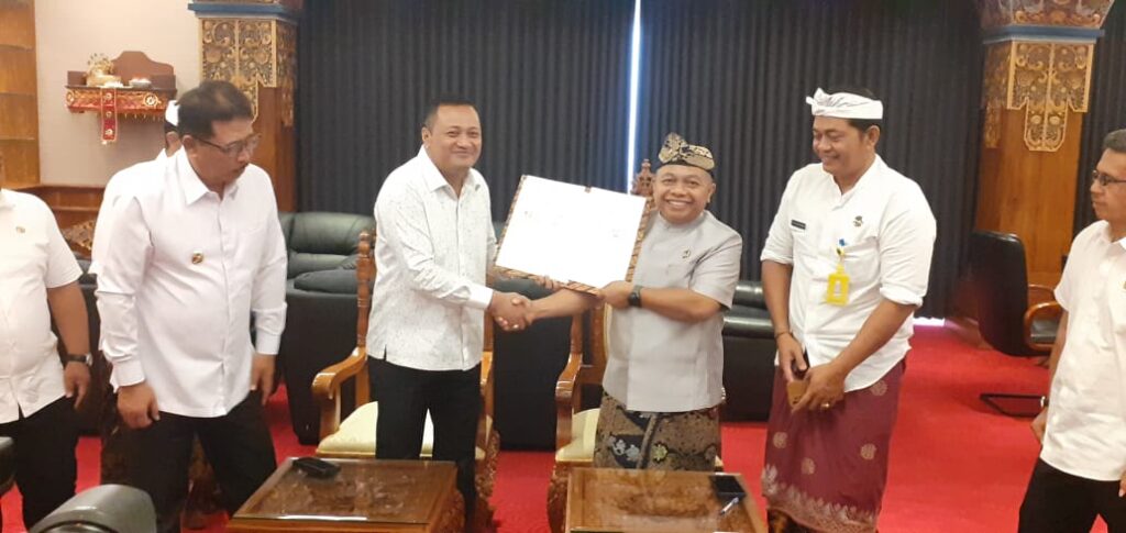 Bupati Gianyar, Made Mahayastrra dan Kepala BPN Gianyar teken MoU.