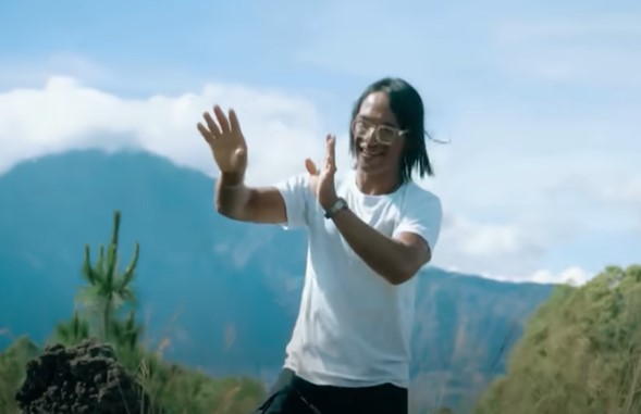Agung Ketut Rai menari dalam video klip Timpal Sirep.