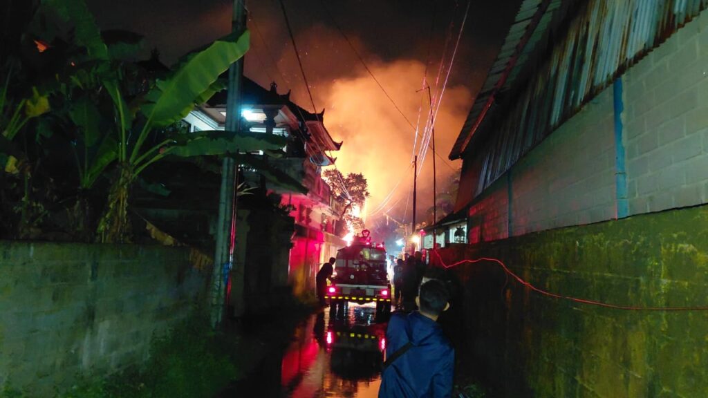 Kebakaran gudang mebel di Ketewel gegara percikan pembakaran sampah.
