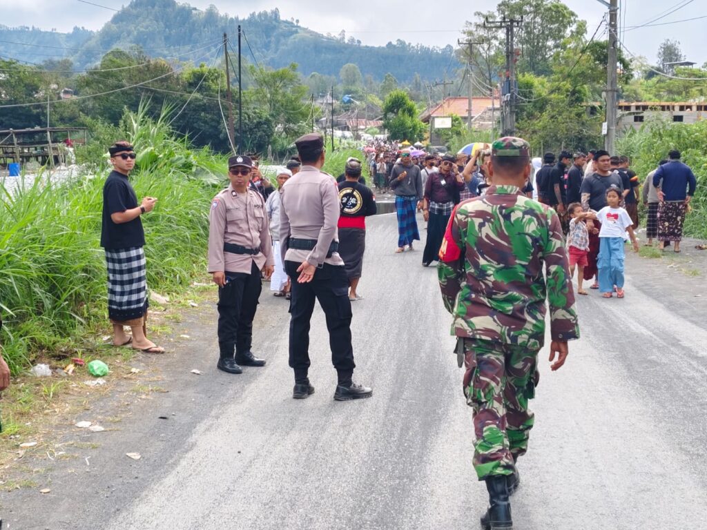 Aparat dari kepolisian dan TNI bergabung dengan pecalang, amankan penguburan Komang Alam Sutawan.