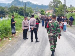Aparat dari kepolisian dan TNI bergabung dengan pecalang, amankan penguburan Komang Alam Sutawan.