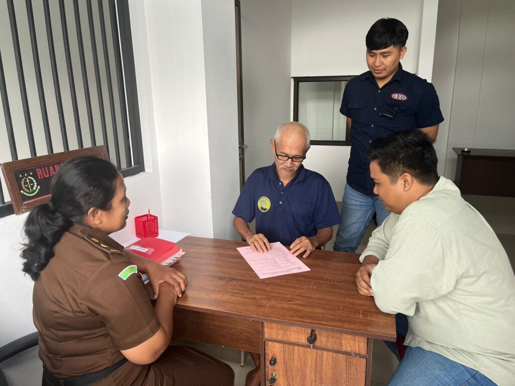 Pelaku Marno (tengah) saat diserahkan kepada Jaksa Kejari Gianyar.