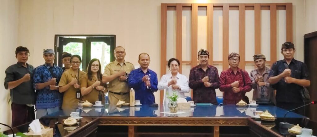 Tokoh Warga Desa Temesi saat bertanya mengenai kelanjutan wacana pemindahan TPA Suwung ke Temesi.