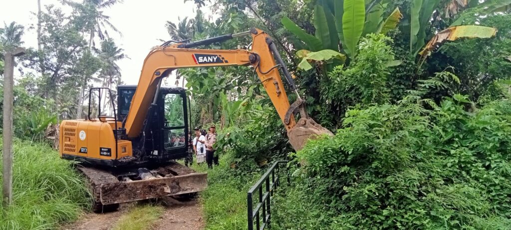 Eksekusi tanah Tegal Jambangan yang dimenangkan pihak Pura Kemuda Saraswati di Sayan Ubud digelar PN Gianyar dikawal aparat.