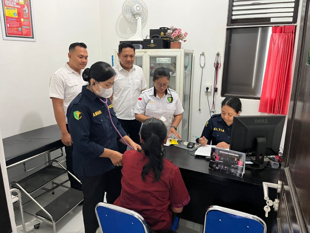 Tersangka saat diperiksa kesehatannya sebelum dijebloskan ke tahanan.