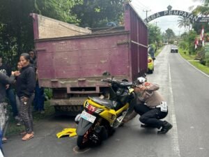 Kendaraan remaja menabrak truk yang membuat remaja itu tak sadarkan diri.
