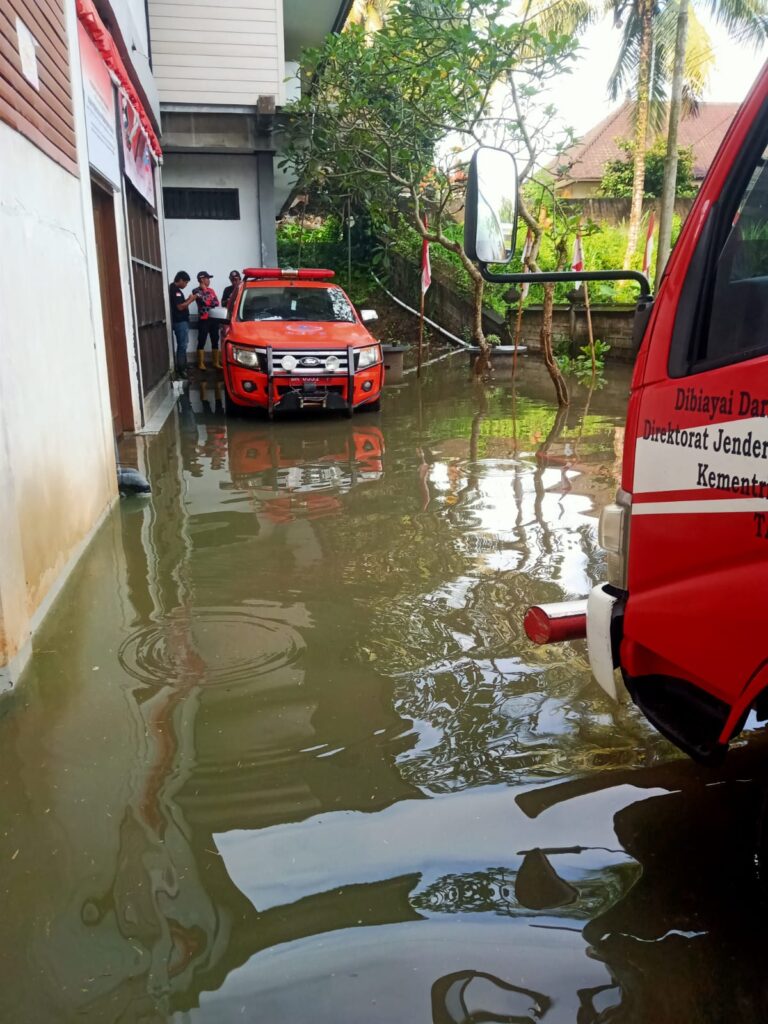 Kantor Bapeda Bangli terendam banjir.