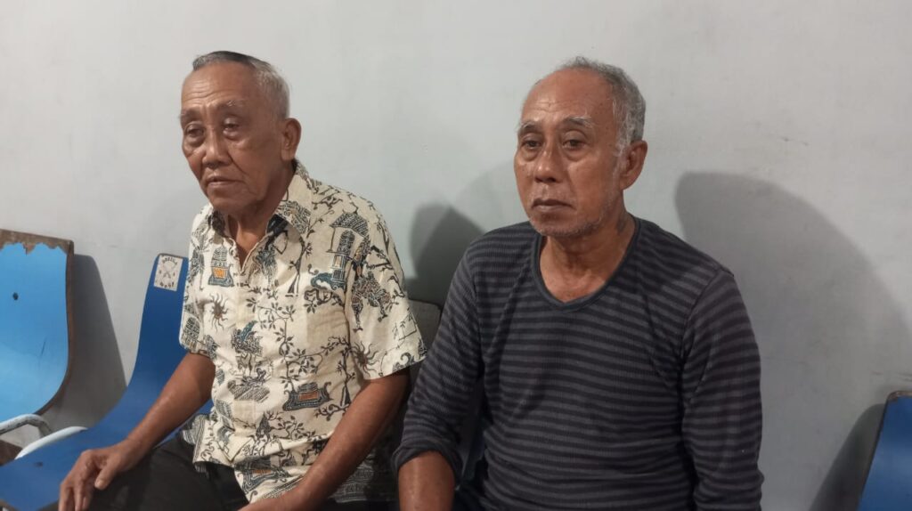 Dua krama desa adat Gianyar, Ngakan Bawa (kiri) dan Suija pertanyakan dana sewa wantilan.