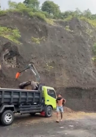 Aktivitas pengambilan material di Bukit Gunaksa menjadi sorotan masyarakat dan pemerhati lingkungan.