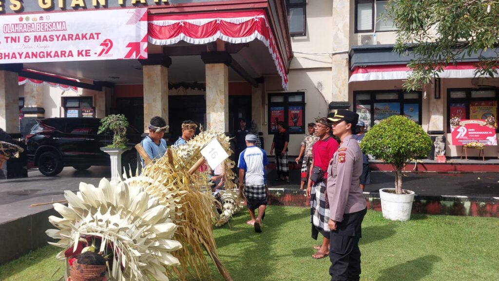 Lomba penjor oleh pelajar SMP dan SMA di lapangan Polres Gianyar.