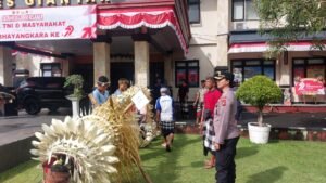 Lomba penjor oleh pelajar SMP dan SMA di lapangan Polres Gianyar.
