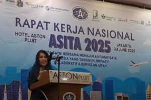 Ketua Umum ASITA, Nunung Rusmiati saat memaparkan sambutan di acara Rakernas ASITA, Selasa (24/6).