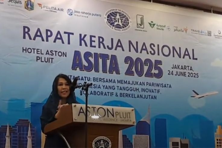 Ketua Umum ASITA, Nunung Rusmiati saat memaparkan sambutan di acara Rakernas ASITA, Selasa (24/6).