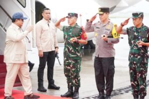 Presiden RI Prabowo Subianto disambut langsung oleh Pangdam IX/Udayana Mayjen TNI Piek Budyakto dan Kapolda Bali Irjen Pol Daniel Adityajaya setibanya di Bandara Internasional I Gusti Ngurah Rai, Rabu (25/6).
