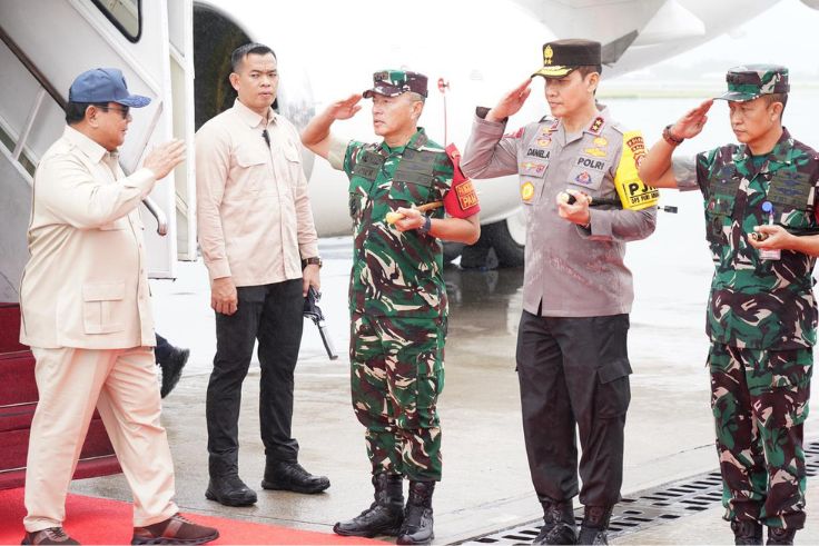 Presiden RI Prabowo Subianto disambut langsung oleh Pangdam IX/Udayana Mayjen TNI Piek Budyakto dan Kapolda Bali Irjen Pol Daniel Adityajaya setibanya di Bandara Internasional I Gusti Ngurah Rai, Rabu (25/6).